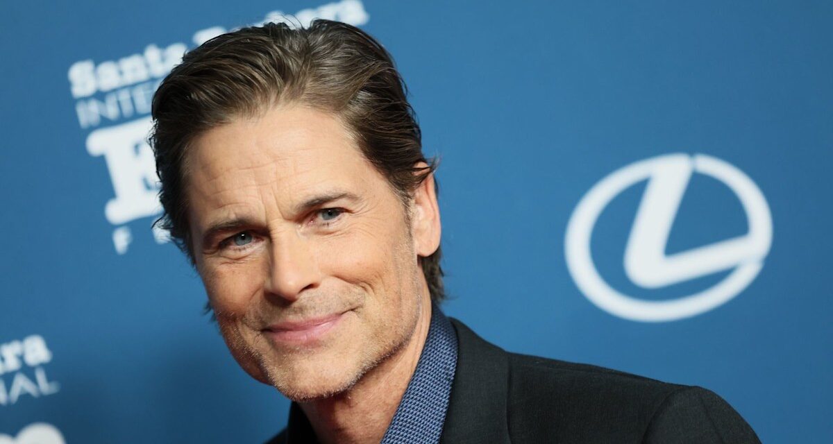Rob Lowe, 61 ans, a l&rsquo;air incroyablement jeune lors de sa dernière apparition sur le tapis rouge