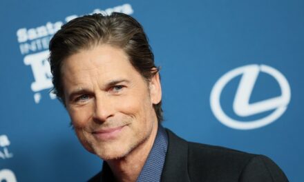 Rob Lowe, 61 ans, a l&rsquo;air incroyablement jeune lors de sa dernière apparition sur le tapis rouge