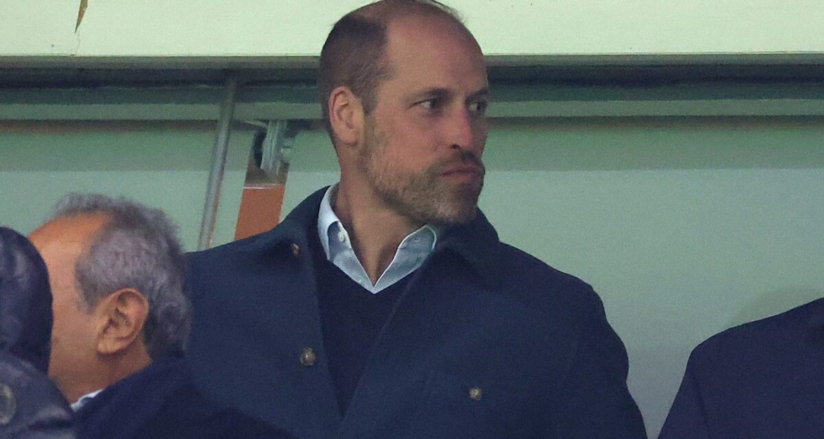 Le prince William filmé en train de grimacer pendant le match tendu d&rsquo;Aston Villa – photos