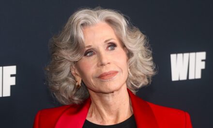Jane Fonda, 88 ans, fait tourner les têtes avec son look intemporel dans une puissante apparition télévisée
