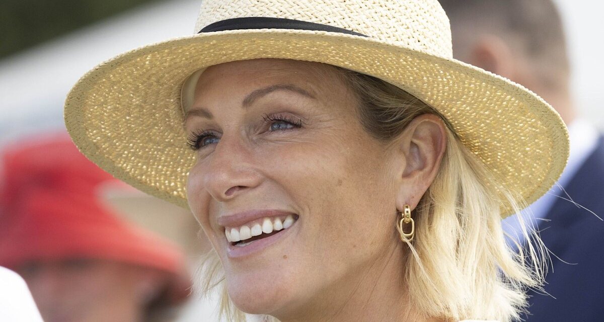 Zara Tindall échappe à la neige et réapparaît en Australie dans une robe d&rsquo;été vibrante