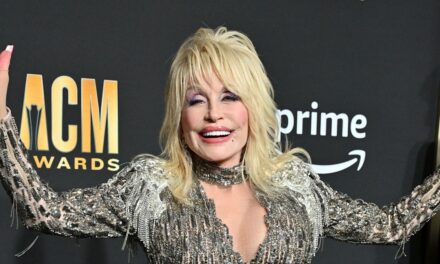 Dolly Parton répond à ses problèmes de santé à l&rsquo;occasion de son 80e anniversaire : « Je ne fais que commencer »