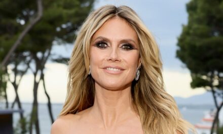 Heidi Klum pose seins nus avec un manteau de fourrure et des bottes sur de nouvelles photos osées