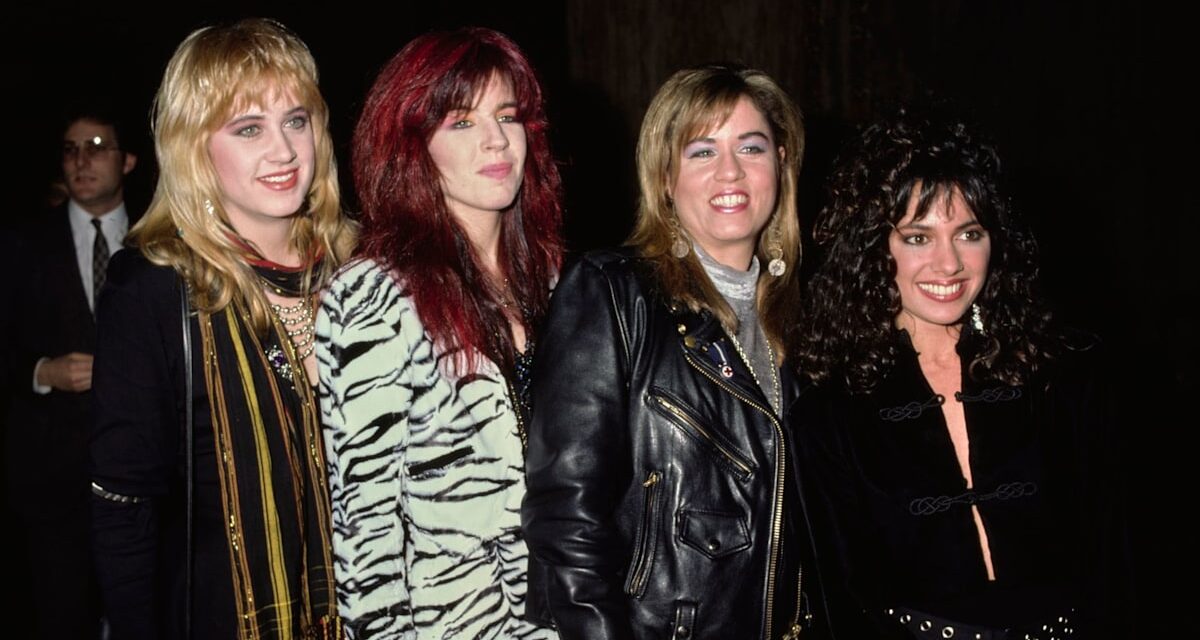 La chanteuse de bracelets Susanna Hoffs est incroyable à l&rsquo;âge de 67 ans