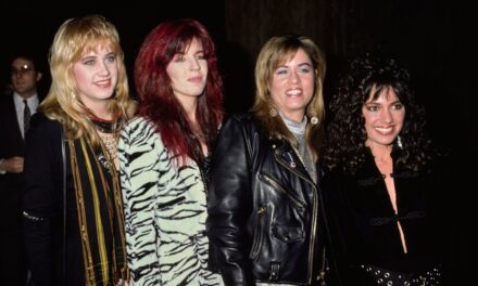 La chanteuse de bracelets Susanna Hoffs est incroyable à l&rsquo;âge de 67 ans