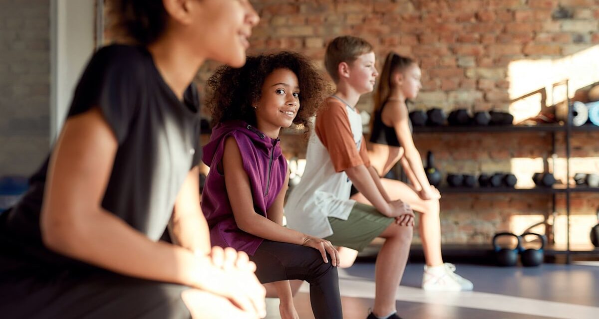 Trop jeune pour la salle de sport ? Les experts en fitness selon l&rsquo;âge recommandent en fait