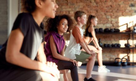 Trop jeune pour la salle de sport ? Les experts en fitness selon l&rsquo;âge recommandent en fait