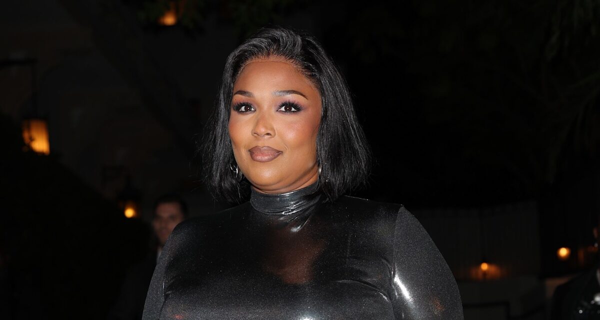 Lizzo a l&rsquo;air plus mince que jamais alors qu&rsquo;elle pose en bikini blanc