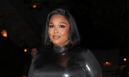 Lizzo a l&rsquo;air plus mince que jamais alors qu&rsquo;elle pose en bikini blanc