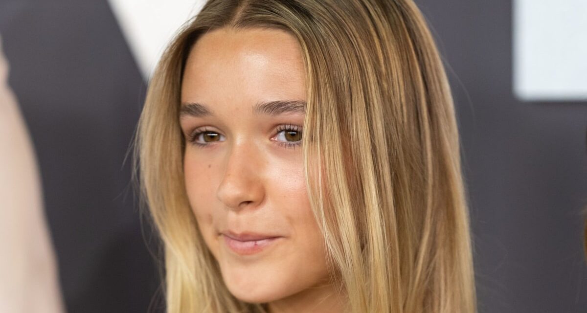 Harper Beckham révèle de nouveaux cheveux alors qu&rsquo;elle sort avec sa famille à Paris