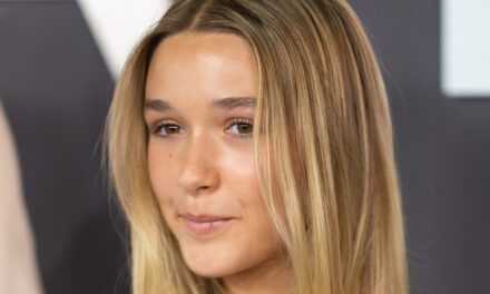 Harper Beckham révèle de nouveaux cheveux alors qu&rsquo;elle sort avec sa famille à Paris