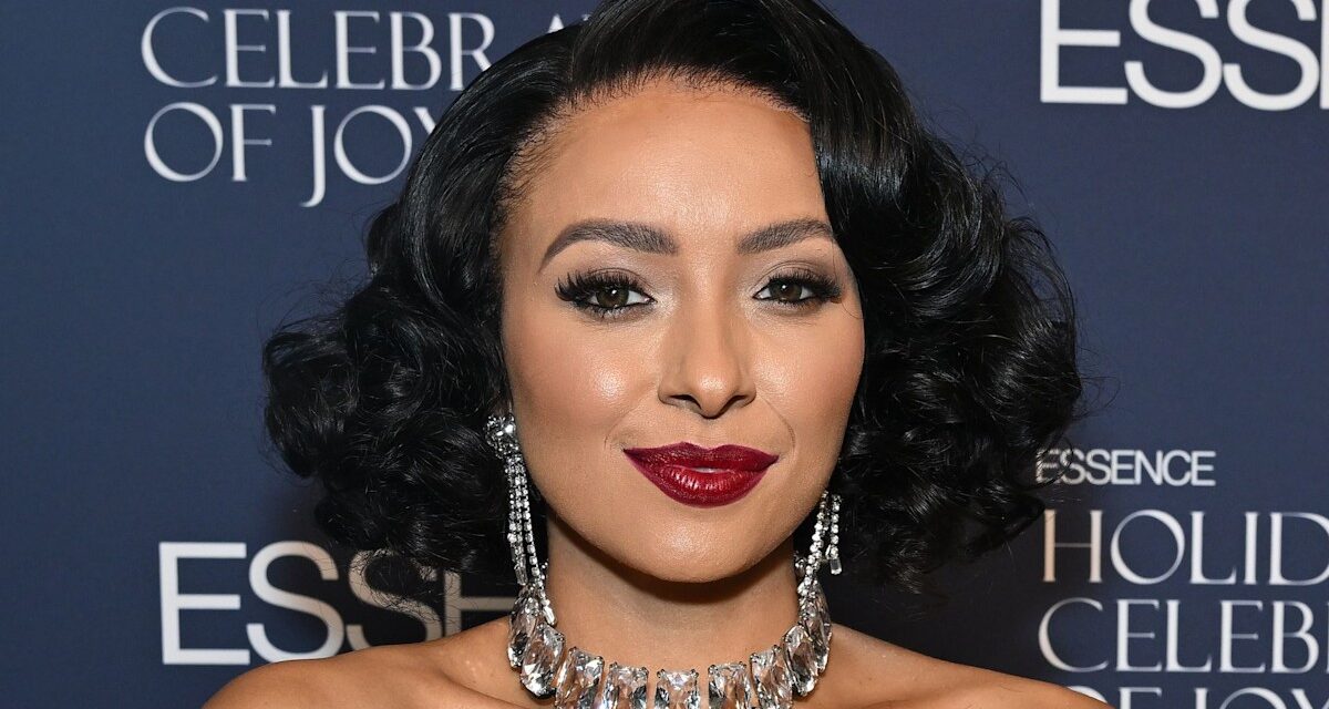 Kat Graham étourdit dans un haut de soirée transparent – ​​voir