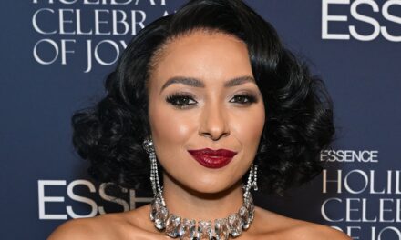 Kat Graham étourdit dans un haut de soirée transparent – ​​voir