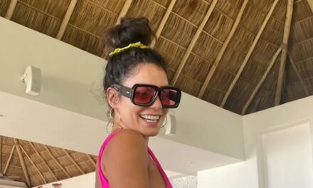 Le maillot de bain échancré rose vif de Vanessa Hudgens est tout droit sorti des années 80
