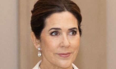 La reine Mary incarne la Reine des Neiges dans une robe dorée cintrée