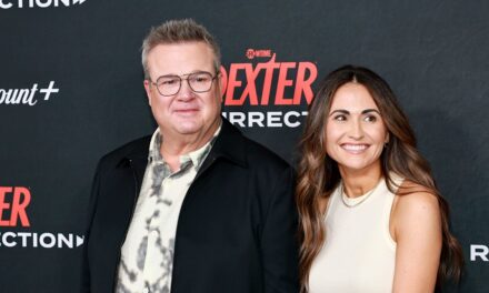 Eric Stonestreet de Modern Family révèle pourquoi son mari à l&rsquo;écran, Jesse Tyler Ferguson, n&rsquo;a pas été invité à son mariage