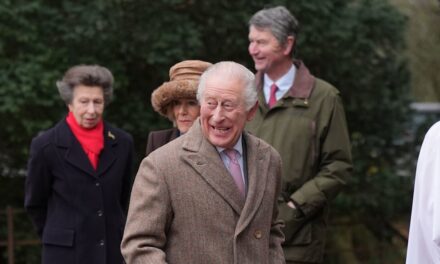 Le roi Charles et la reine Camilla dévoilent une nouvelle voiture de sport électrique d&rsquo;une valeur de 160 000 £ – voir photos
