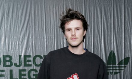 Cruz Beckham lance un message de défi dans une vidéo franche avec son frère Roméo et leurs petites amies : « Imaginez haïr »