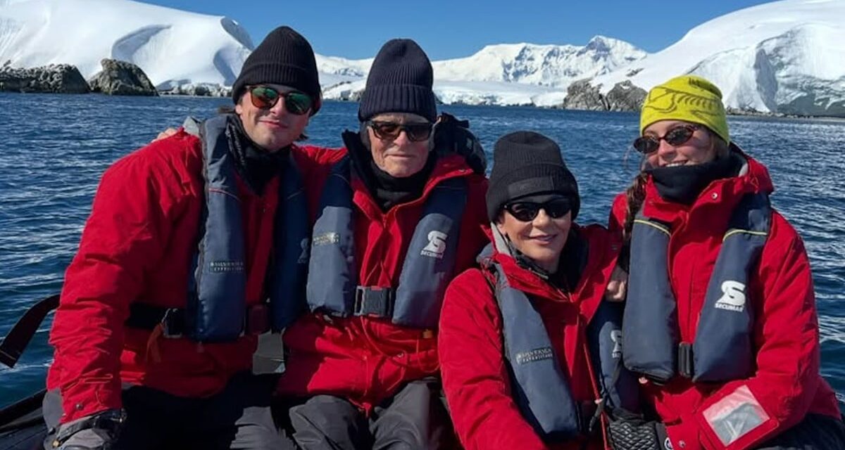 Dylan Douglas ressemble à une version jeune de papa Michael sur de rares photos de famille