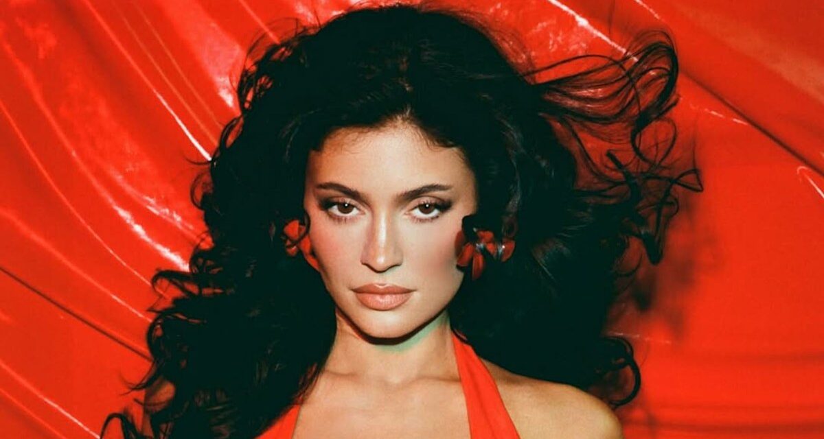 Kylie Jenner impressionne dans sa robe en latex brûlante