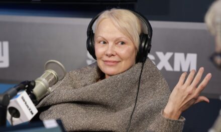 Pamela Anderson a quitté les Golden Globes tôt après avoir vu Seth Rogen : « C&rsquo;était dégueulasse »