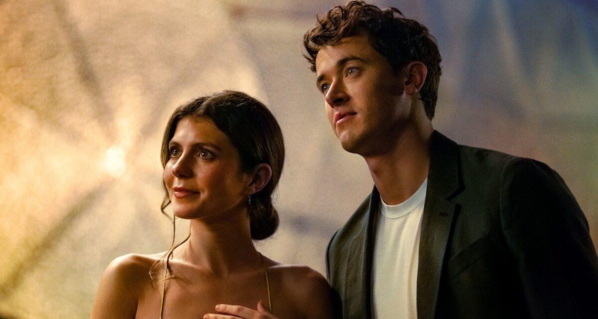 Les téléspectateurs déclarent que « les comédies romantiques sont de retour » avec « la chimie électrique » dans l&rsquo;adaptation People We Meet on Vacation de Netflix