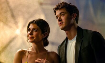 Les téléspectateurs déclarent que « les comédies romantiques sont de retour » avec « la chimie électrique » dans l&rsquo;adaptation People We Meet on Vacation de Netflix