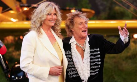 Penny Lancaster est magnifique dans une mini-robe saisissante alors qu&rsquo;elle partage un hommage d&rsquo;anniversaire glamour à son mari Rod Stewart