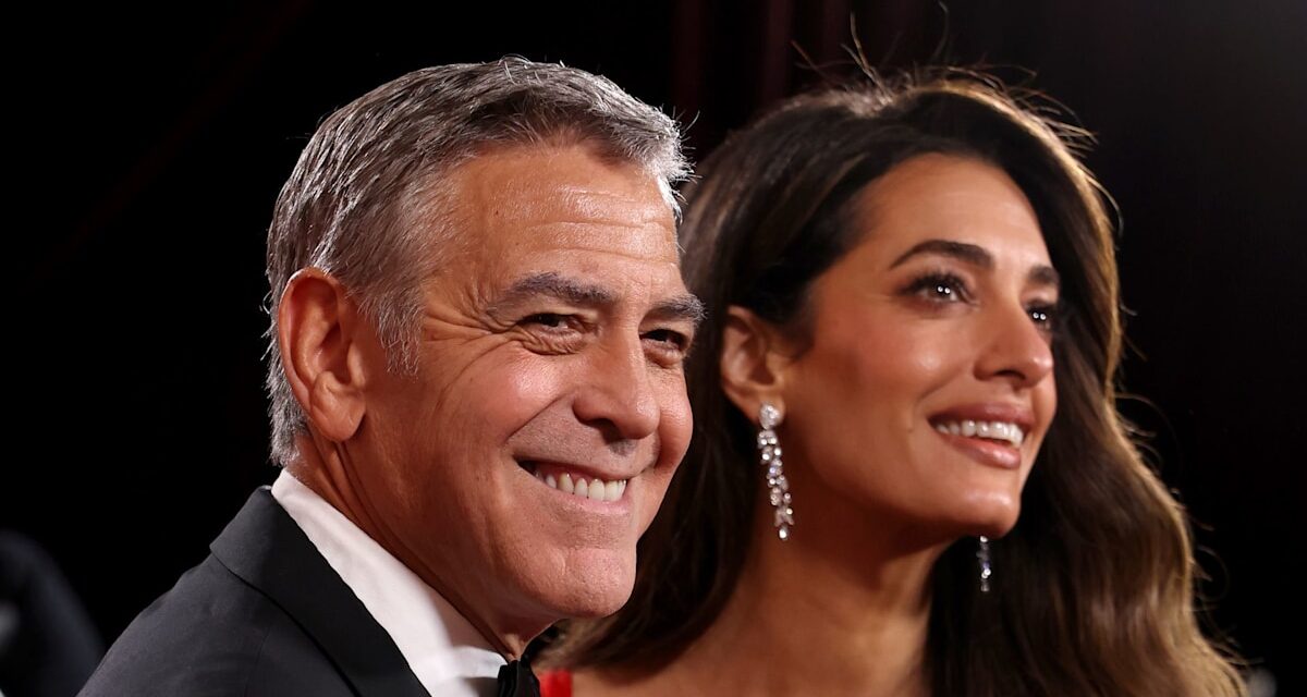 Amal Clooney éblouit dans une robe moulante rouge, main dans la main avec George Clooney aux Golden Globes