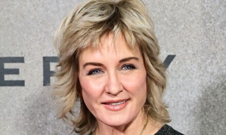 Amy Carlson des Blue Bloods fait sa première apparition publique en 4 ans avec son imposant fils adolescent Nigel