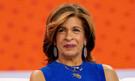 Hoda Kotb parle d&rsquo;« éteindre l&rsquo;obscurité » alors qu&rsquo;elle réfléchit à un grand éloignement d&rsquo;AUJOURD&rsquo;HUI