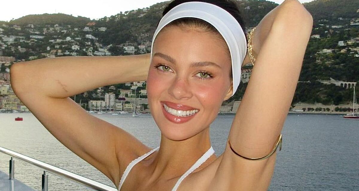 Nicola Peltz pose dans un superbe bikini sans bretelles après la transformation de ses dents