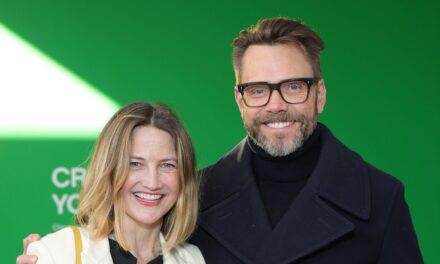 Rencontrez l&rsquo;épouse de Joel McHale, Sarah Williams, et leurs deux fils