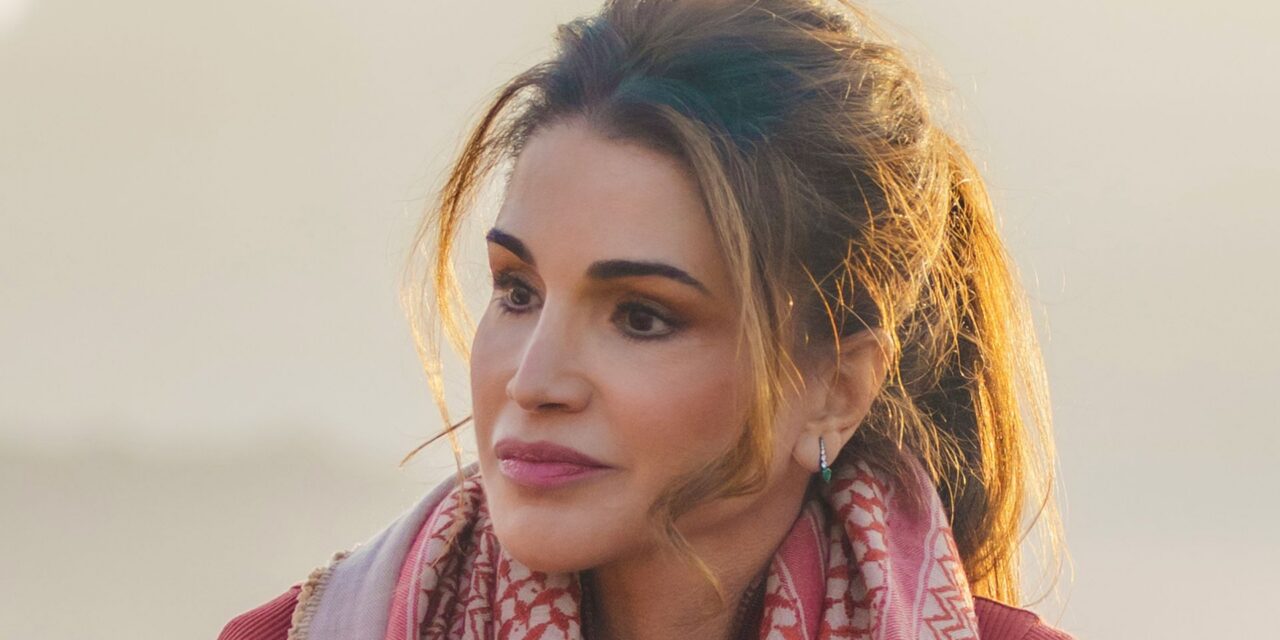 La reine Rania nous apprend comment incarner Lara Croft en pantalon cargo et bottes à talons