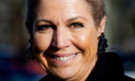 La reine Máxima présente la façon royale de porter des bottes hautes à 50 ans