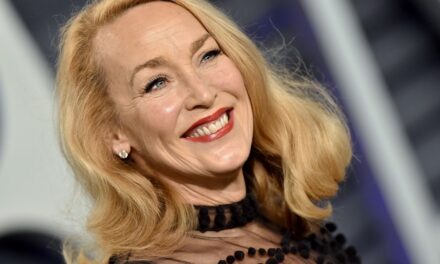 Jerry Hall, 69 ans, jumeaux avec leur fille sosie à la Fashion Week de Berlin