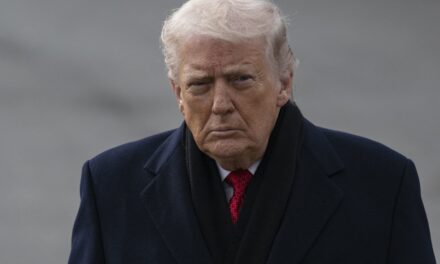 Le président Trump dit à ses fans qu&rsquo;il est « seul » dans la salle de crise et qu&rsquo;il « a besoin d&rsquo;argent » dans un nouveau message