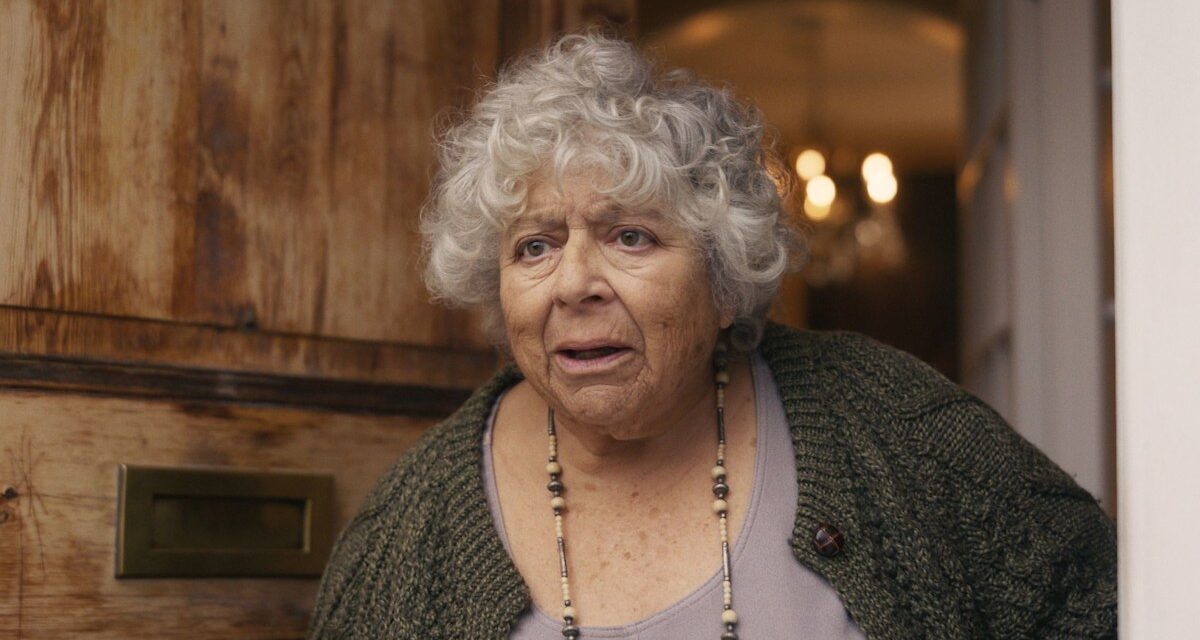Miriam Margolyes et le réalisateur Lee Knight parlent du tournage du film présélectionné aux Oscars A Friend of Dorothy en 4 jours, des Oscars et de la scène qui a laissé l&rsquo;actrice « effrayée » – en exclusivité