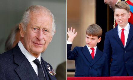 Le roi Charles embrasse tendrement ses petits-fils George et Louis dans une vidéo découverte