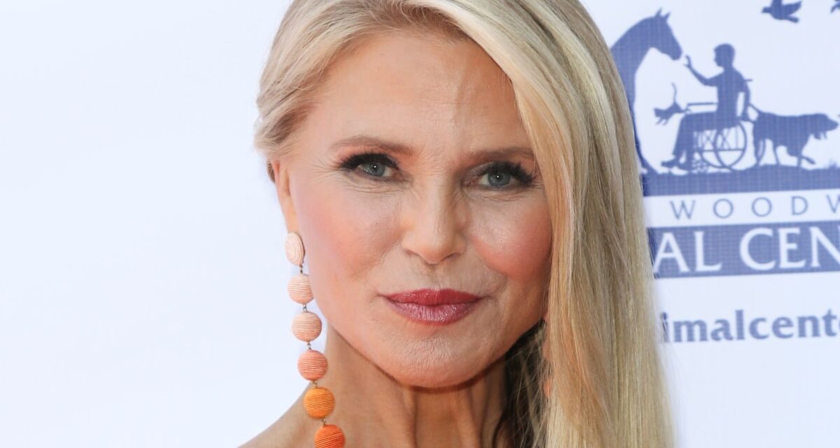 Christie Brinkley modèle un bikini à cordes et un micro short à 71 ans : « Alerte au corps chaud »