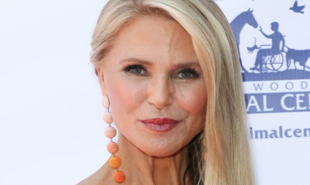 Christie Brinkley modèle un bikini à cordes et un micro short à 71 ans : « Alerte au corps chaud »