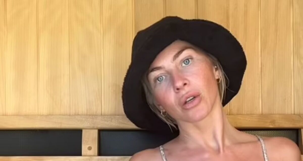 Julianne Hough montre son tout petit bikini sur une nouvelle photo de vacances