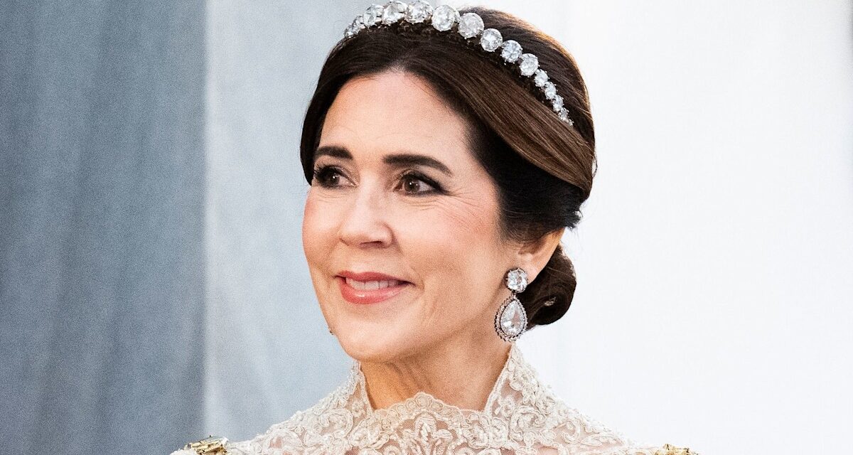 La reine Mary du Danemark scintille dans un diadème reconverti alors qu&rsquo;elle marque un nouveau chapitre pour 2026 – meilleures photos
