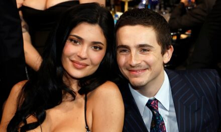 La robe en dentelle transparente des Critics Choice Awards de Kylie Jenner était la perfection pour un rendez-vous galant