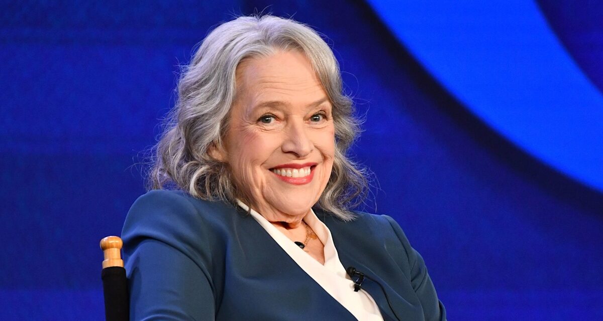 Kathy Bates, 77 ans, présente une silhouette élancée aux Critics Choice Awards