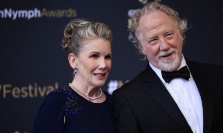 Melissa Gilbert photographiée en larmes alors que son mari, Timothy Busfield, reçoit des nouvelles d&rsquo;une affaire d&rsquo;abus sexuels sur des enfants