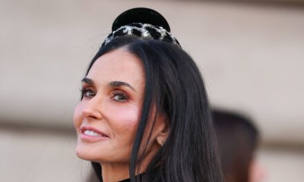 Demi Moore impressionne dans sa combinaison moulante lors de la Fashion Week de Paris