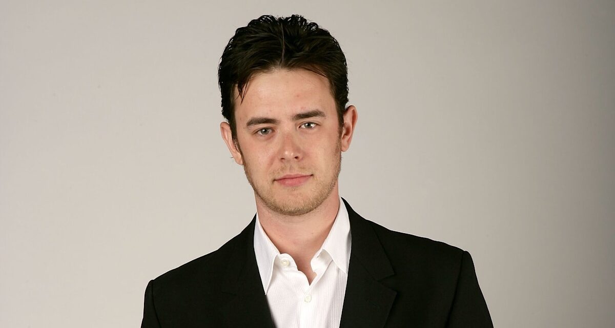 Colin Hanks est presque méconnaissable de son époque à Roswell alors qu&rsquo;il arbore une barbe touffue et des lunettes sur de nouvelles photos