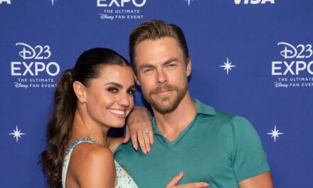 Derek Hough partage une mise à jour émotionnelle après l&rsquo;accouchement à domicile de sa petite fille Evereley suite à l&rsquo;hémorragie cérébrale presque mortelle de sa femme Hayley