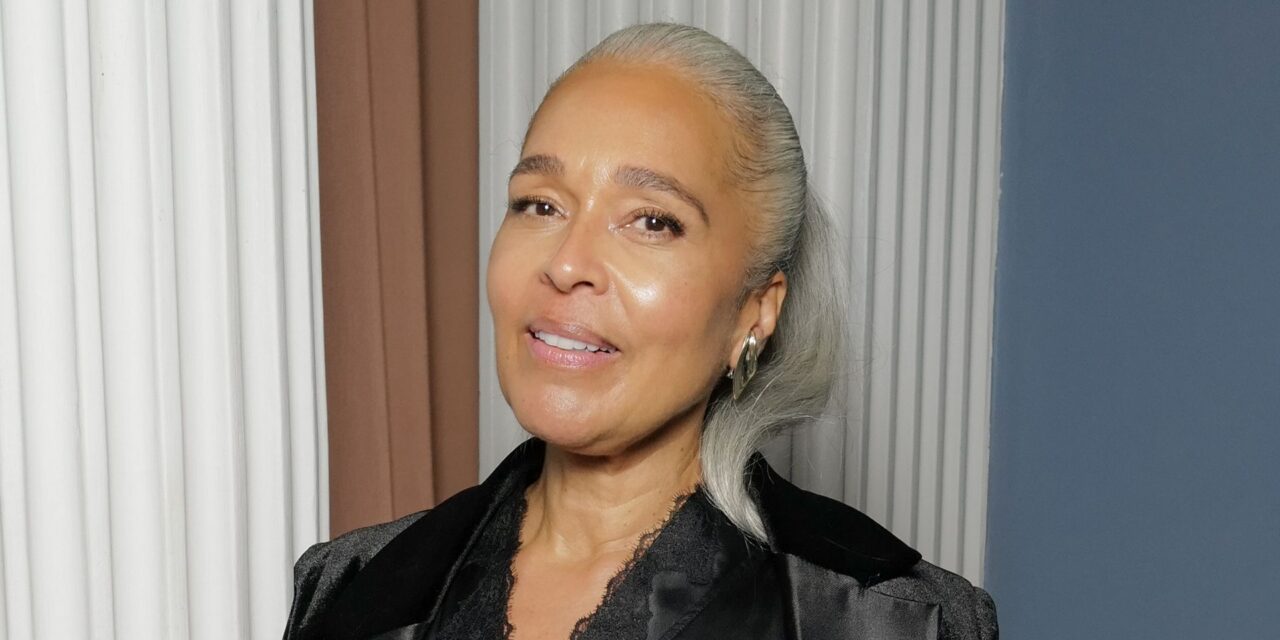 Mia Maugé : J&rsquo;ai adopté les cheveux gris — et cela a changé ma vie